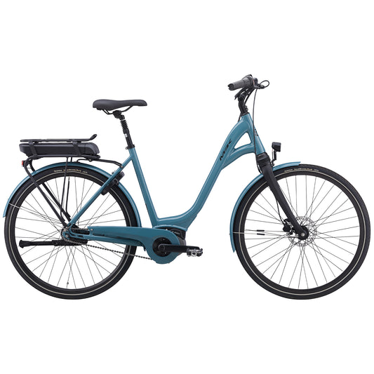 Elcykel i ljusblå med pakethållare, stänkskärmar och framstrålkastare
