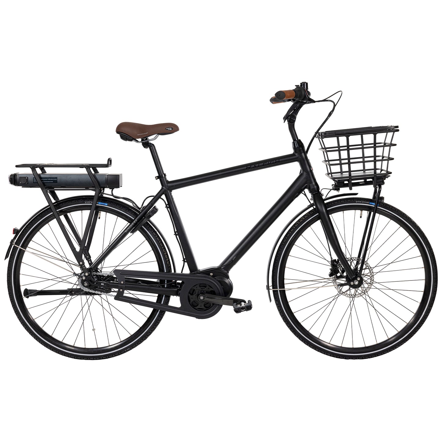 Svart herrcykel med framkorg, kedjeskydd och stänkskärmar, upprätt sittställning