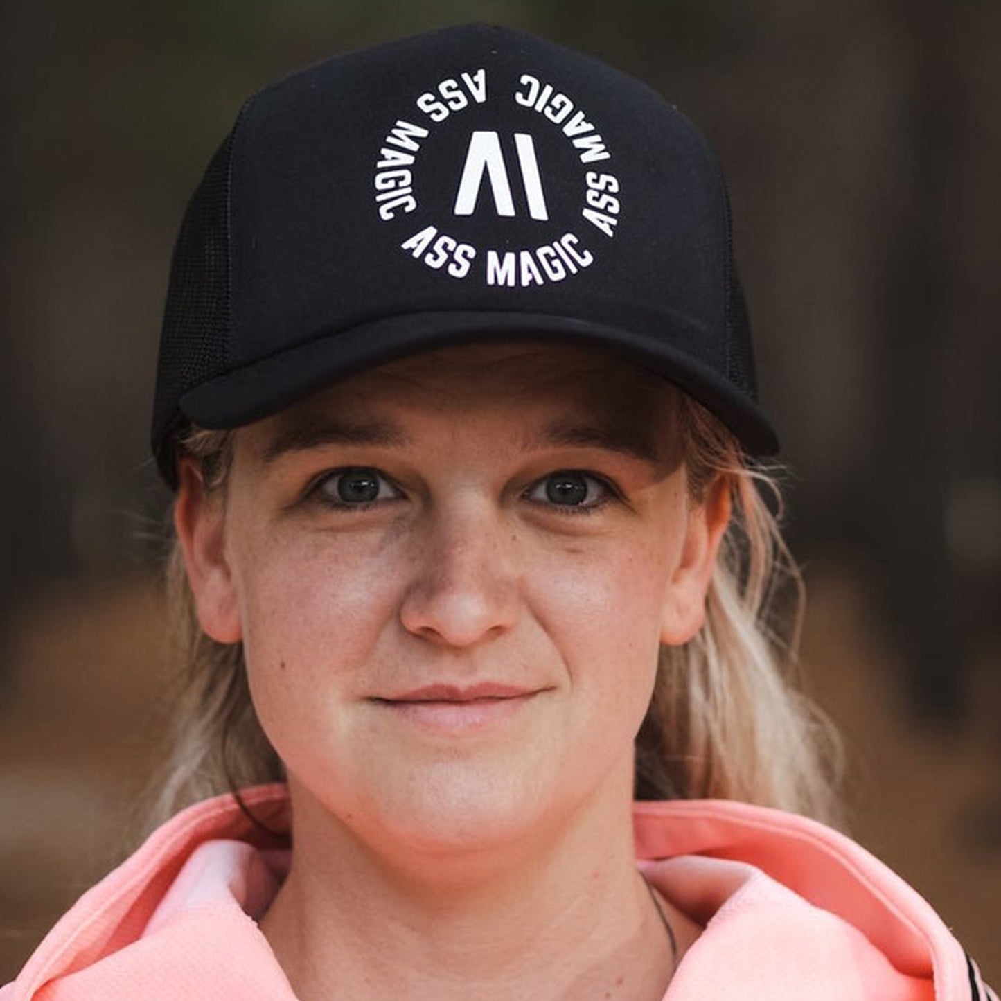 Truckerkeps i svart med Ass Magic-logga fram och rundad skärm