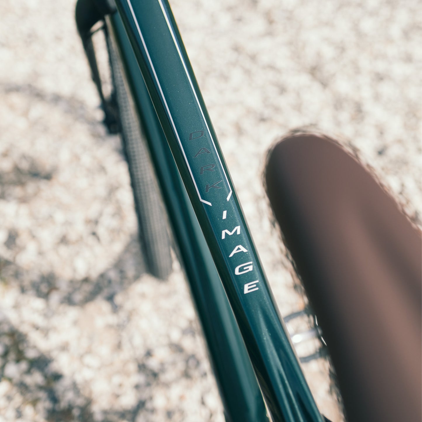 Grönt ramrör på cykel med texten CENTURION.