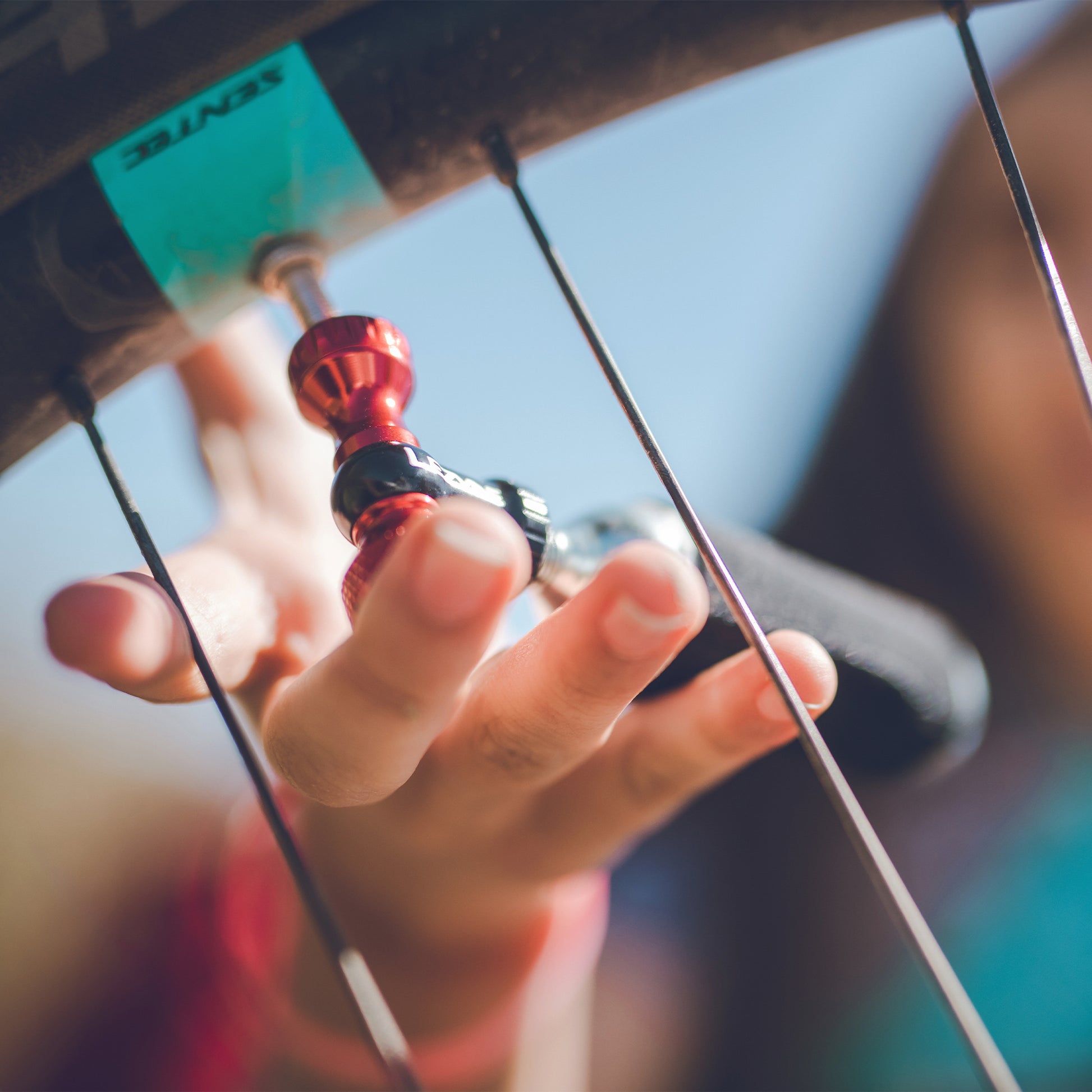 CO2-cykelpump med röd patron, hålls mot cykelhjul