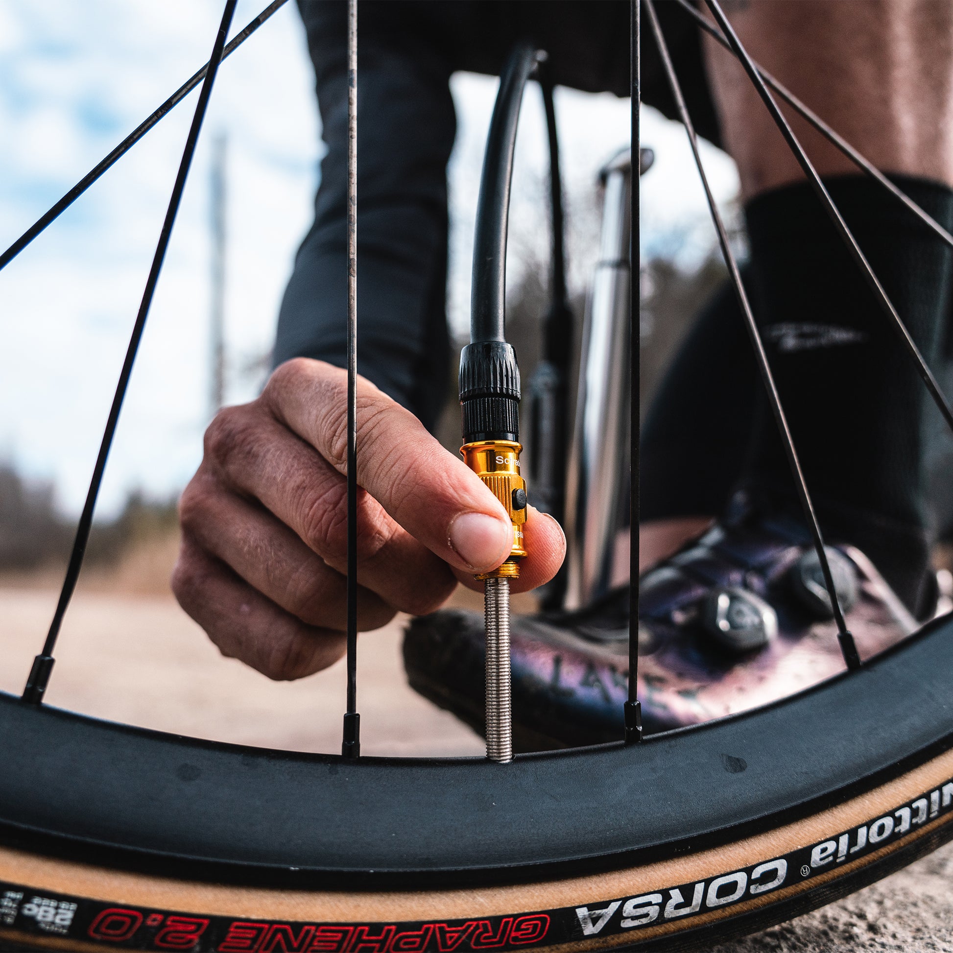 Fotpumpens ventilmunstycke och slang, ansluten till cykeldäck
