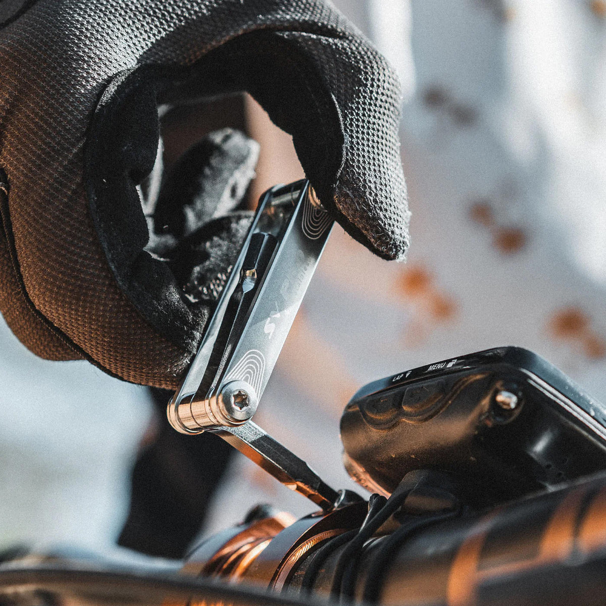 Cykelmultiverktyg används med insexbit på cykeldel nära handen