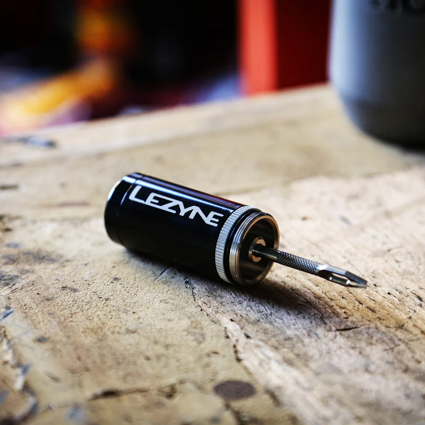 Tubeless reparationskit på underlag: svart cylinder och metallplugg