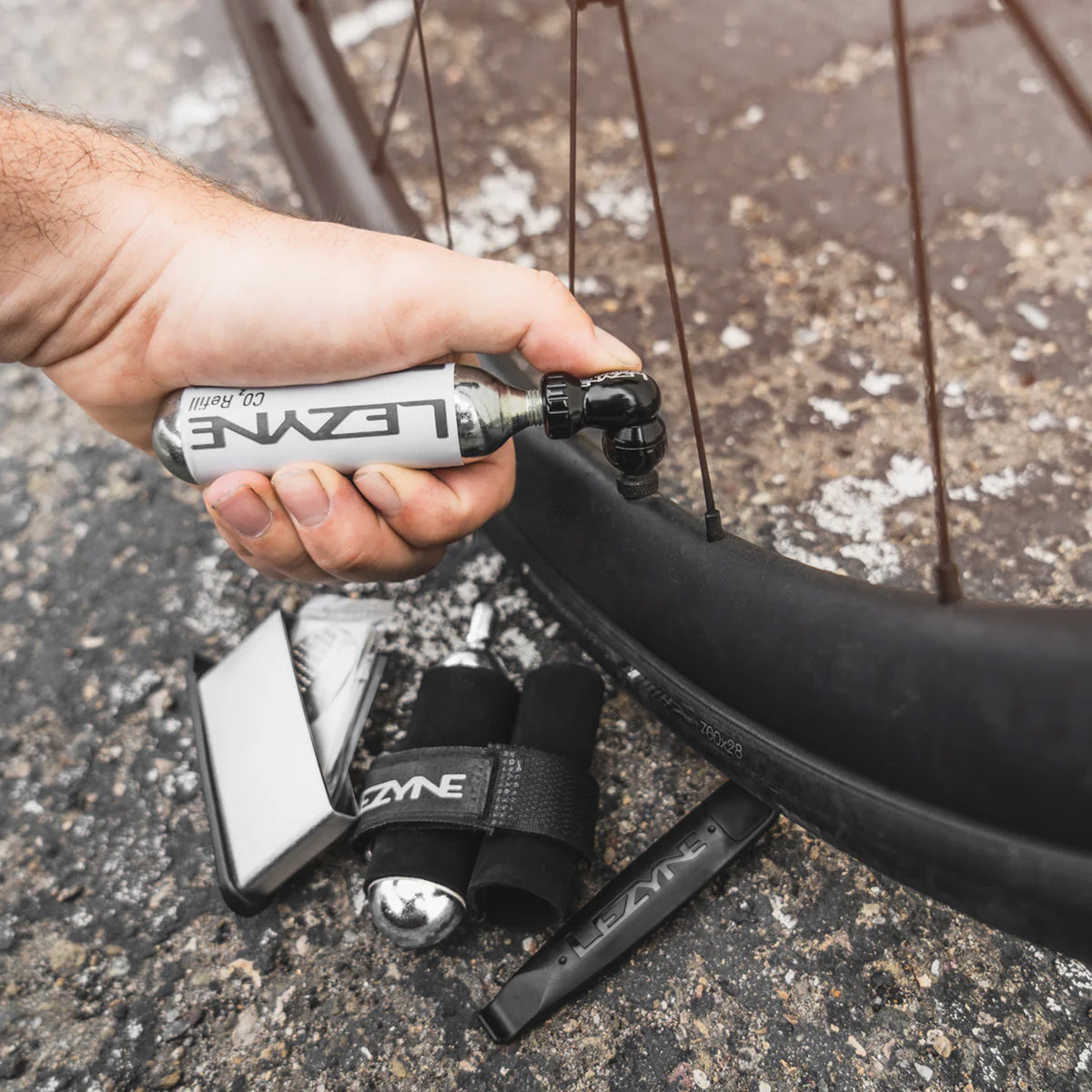 Cykelreparationssats från Lezyne med CO2-pumphuvud och däcklagning