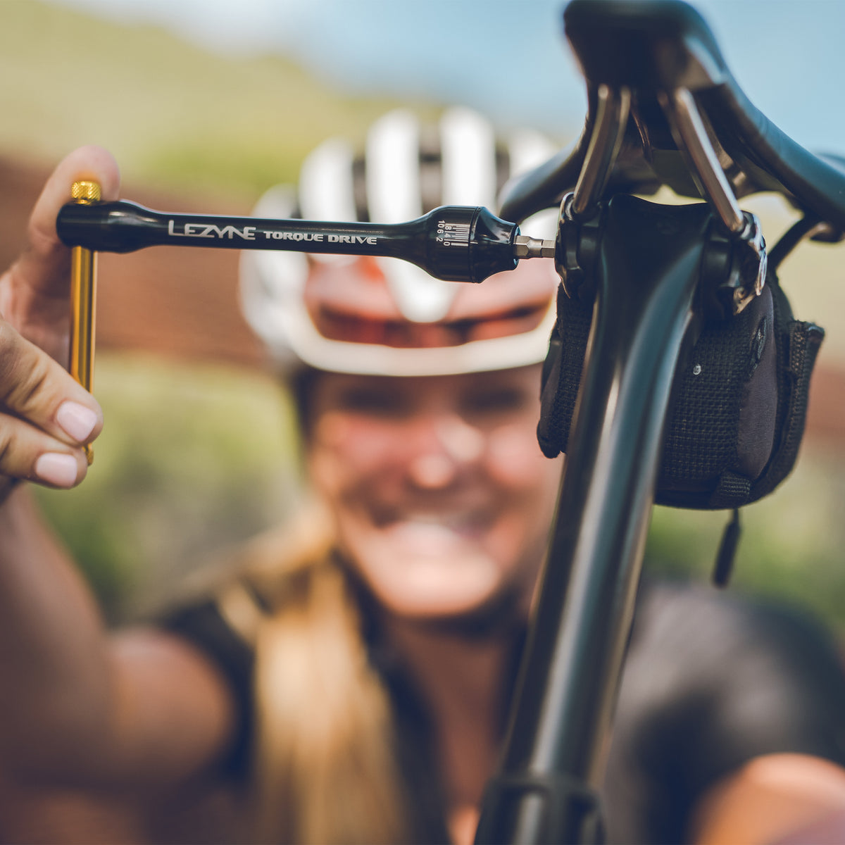 Momentnyckel Lezyne i hand vid cykel, gul kant synlig