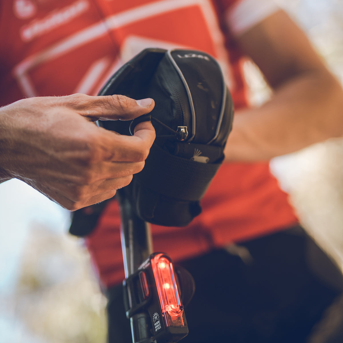 Lezyne cykelväska monterad på cykelrör, öppnad med dragkedja