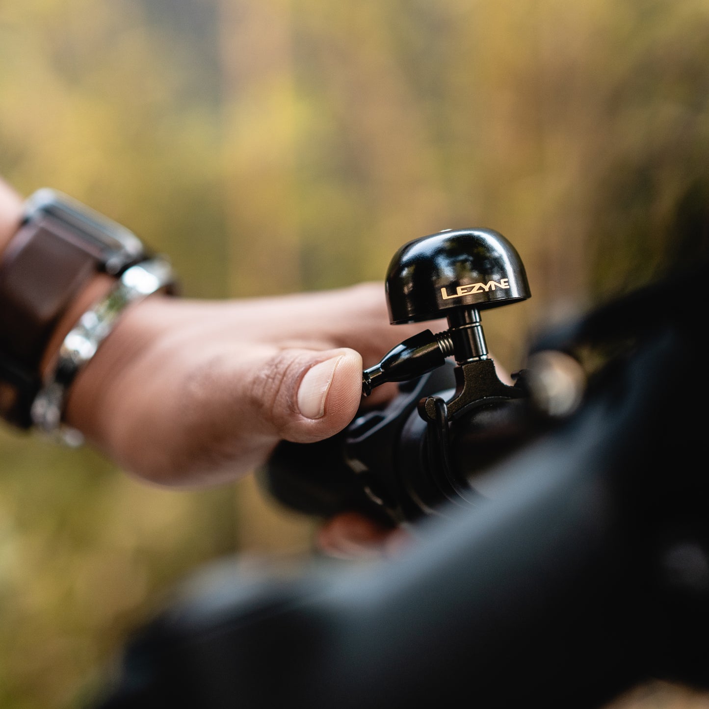Ringklocka Lezyne Classic som trycks med handen vid cykelstyre