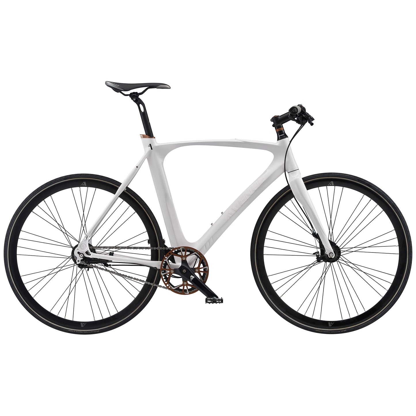 Cykel med vit ram och svart sadel, skivbromsar fram och bak