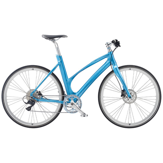 Blå cykel med bockad ram, skivbroms fram och sadel, synliga ekrade hjul