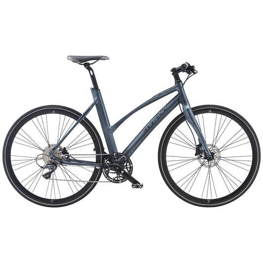 Cykel med mörkblå ram, svarta hjul och framlyse
