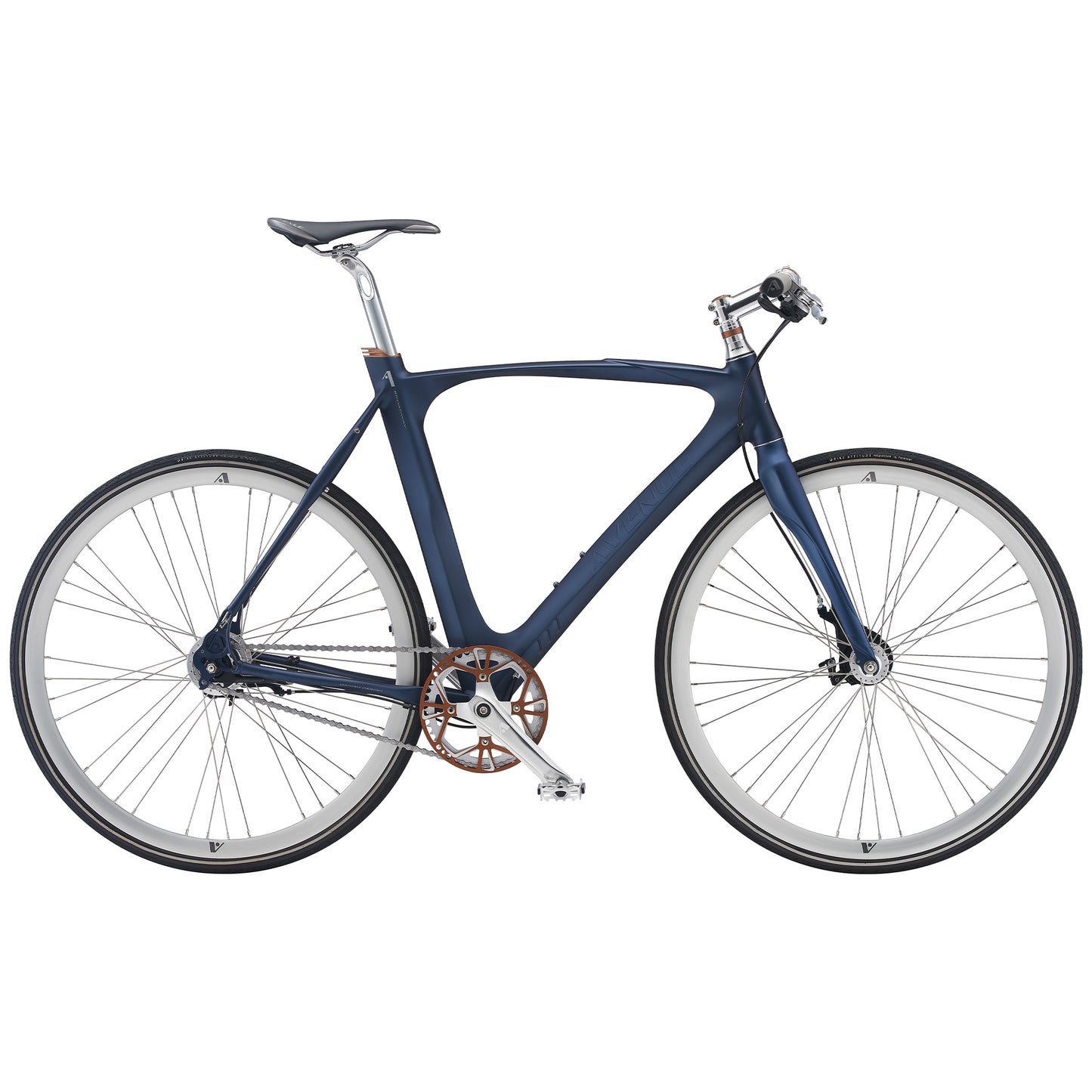 Cykel med mörkblå ram och svart sadel, skivbromsar fram och bak