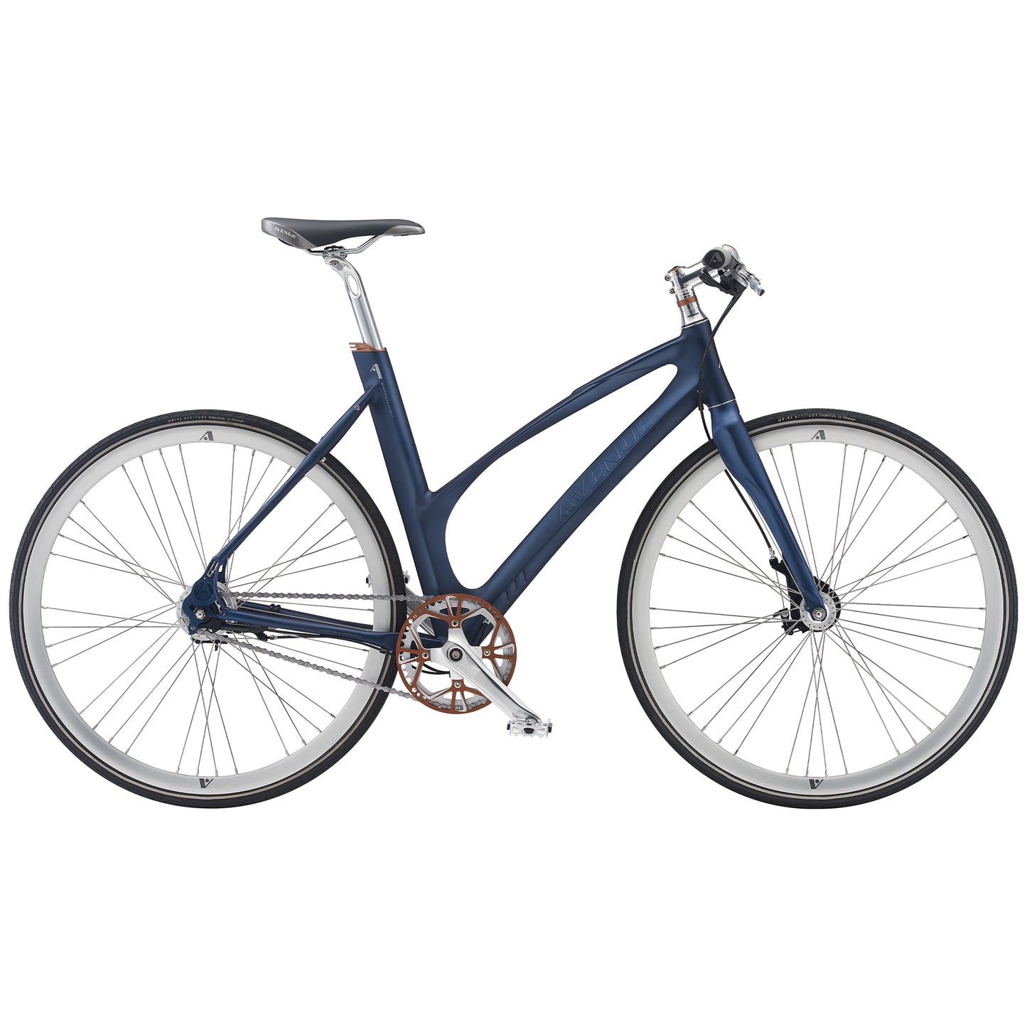 Cykel med blå ram, ljusa fälgar och skivbroms.