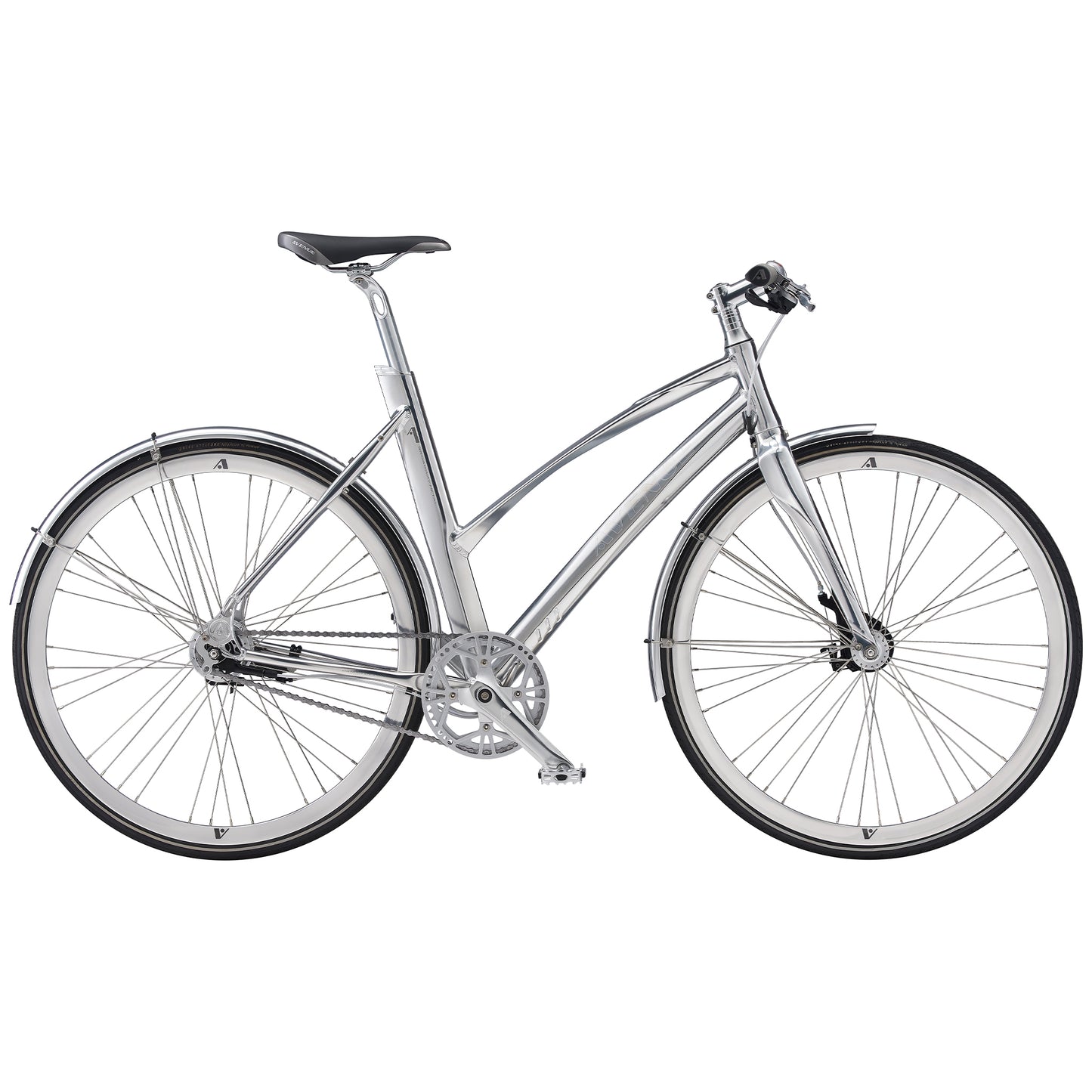 Silverfärgad herrcykel med sadel, 2 hjul och kedjedrev.