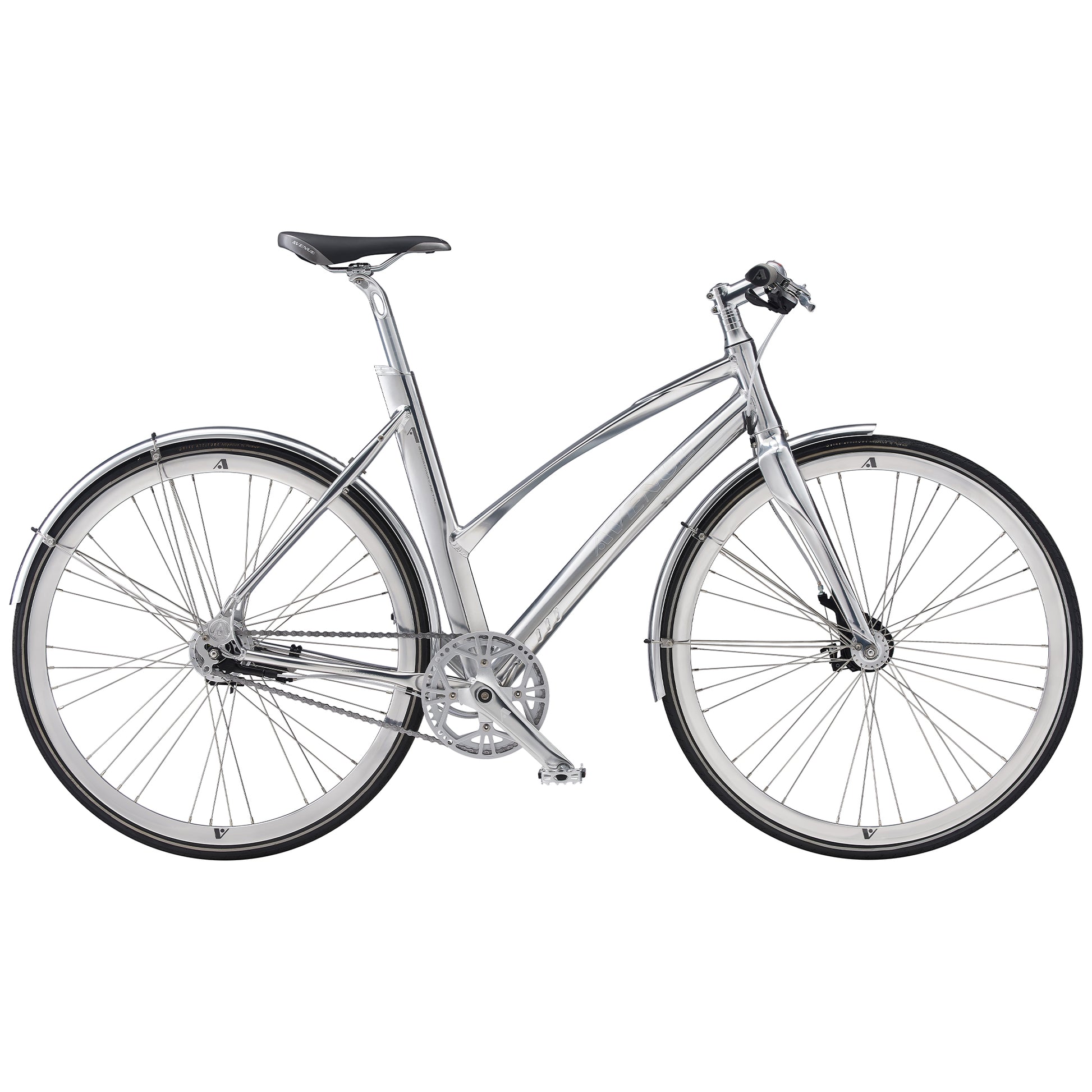Silverfärgad herrcykel med sadel, 2 hjul och kedjedrev.