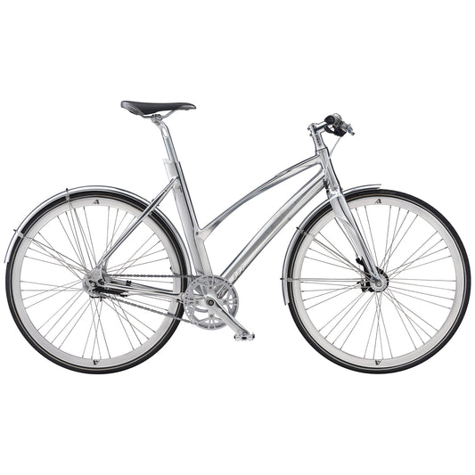 Silverfärgad herrcykel med sadel, 2 hjul och kedjedrev.