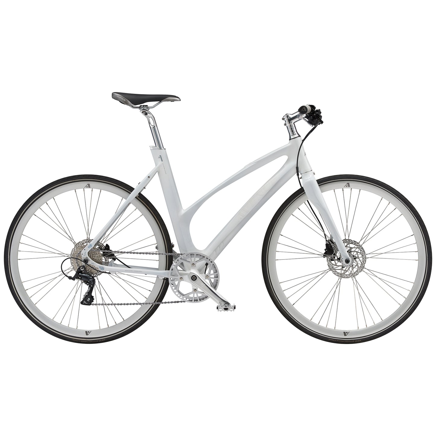 Vit cykel med bockad ram, skivbroms fram, sadel och ekrade hjul