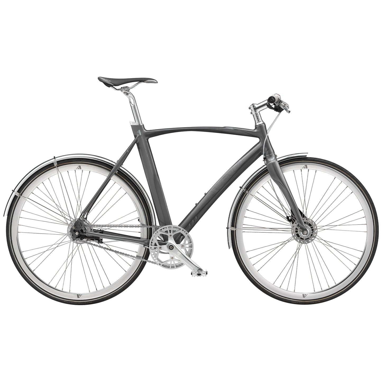 Silverfärgad herrcykel med rak ram, svart sadel och styre, sidovy.