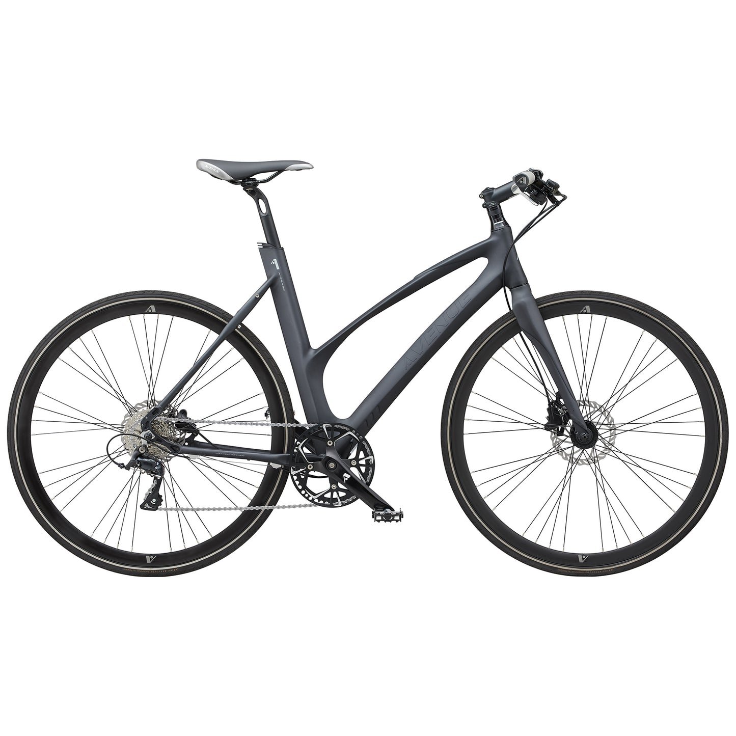 Matt svart cykel med bockad ram, skivbroms och sadel, synliga ekrade hjul