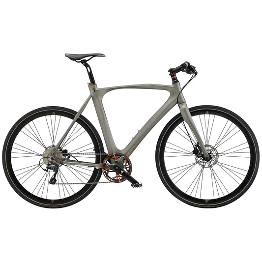 Cykel med matt silvergrå ram, svart sadel och fram- och bakhjul.