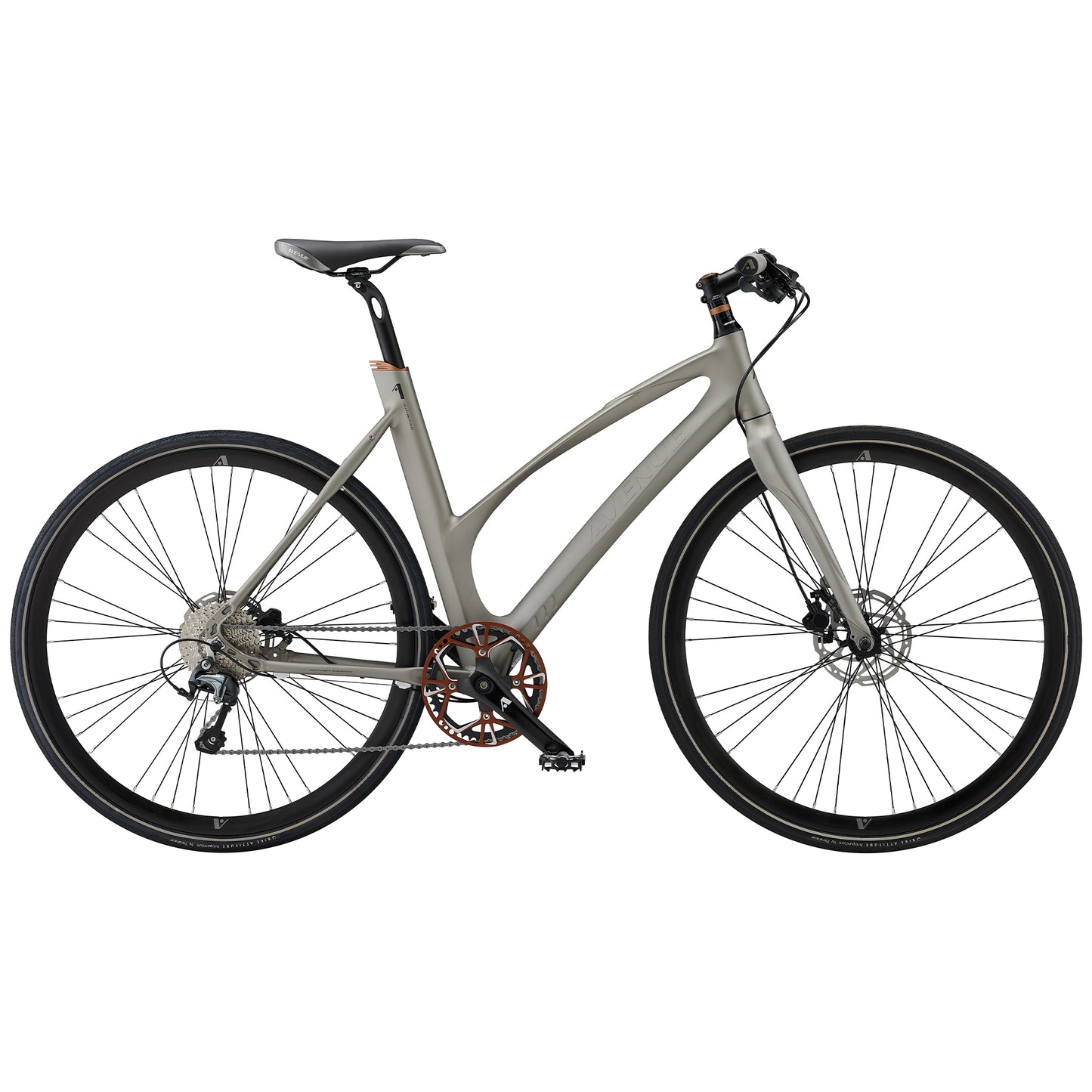 Silverfärgad cykel med svart sadel, skivbromsar och två ekrade hjul