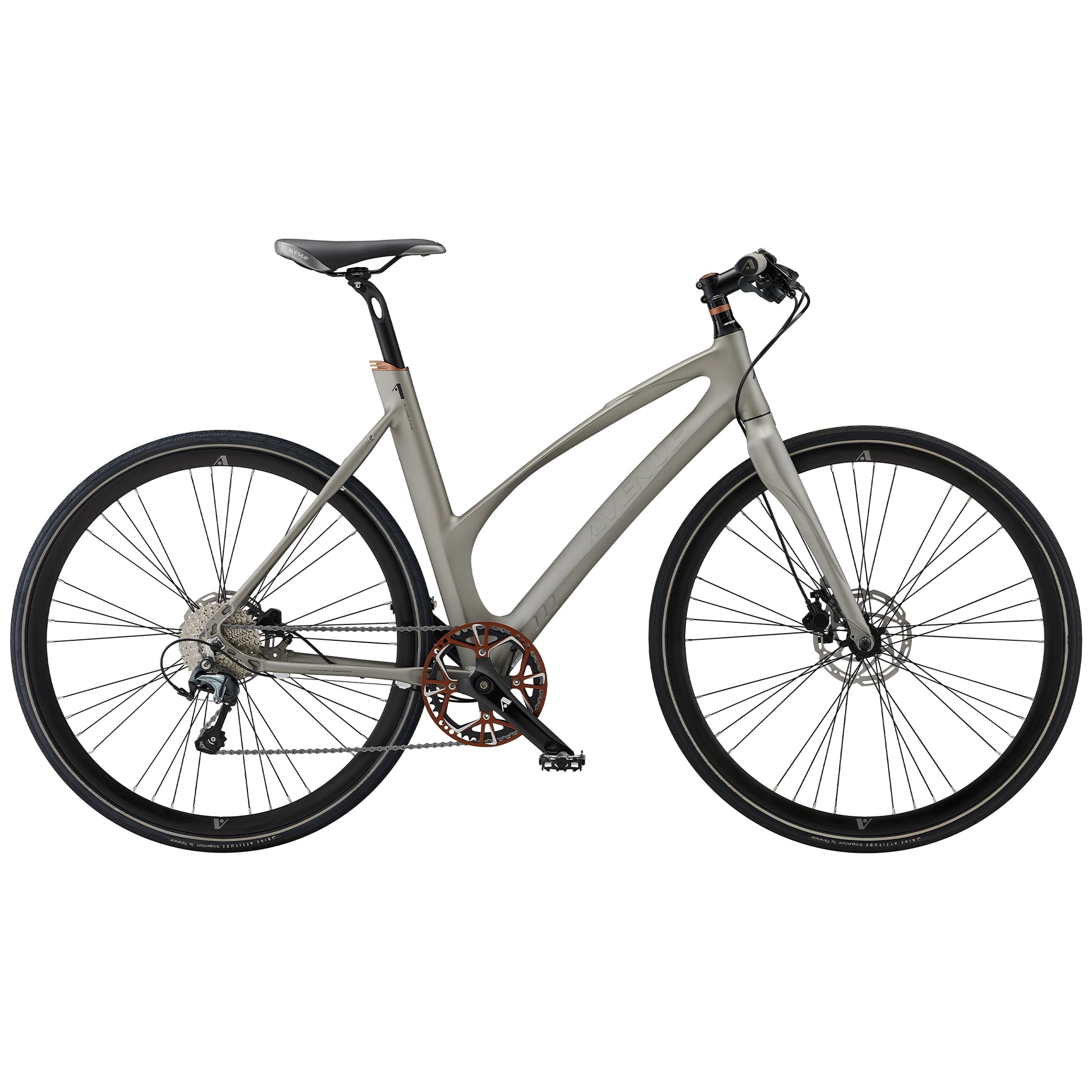 Silverfärgad cykel med svart sadel, skivbromsar och två ekrade hjul
