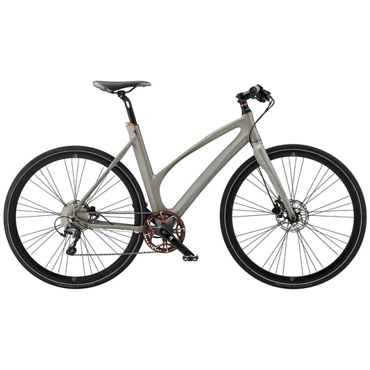 Silverfärgad cykel med svart sadel, skivbromsar och två ekrade hjul