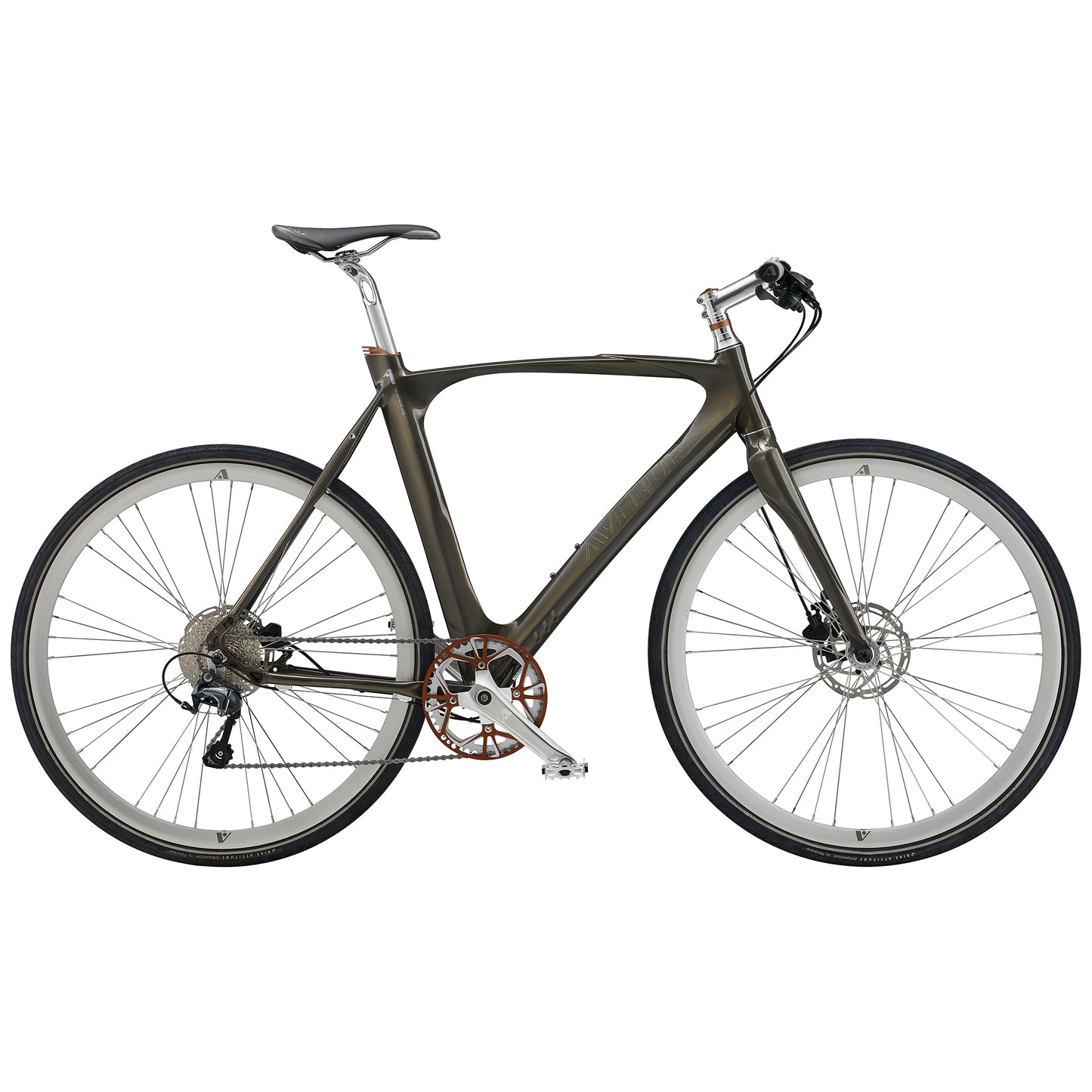 Cykel med mörk kopparfärgad ram, svart sadel och två ekrade hjul.