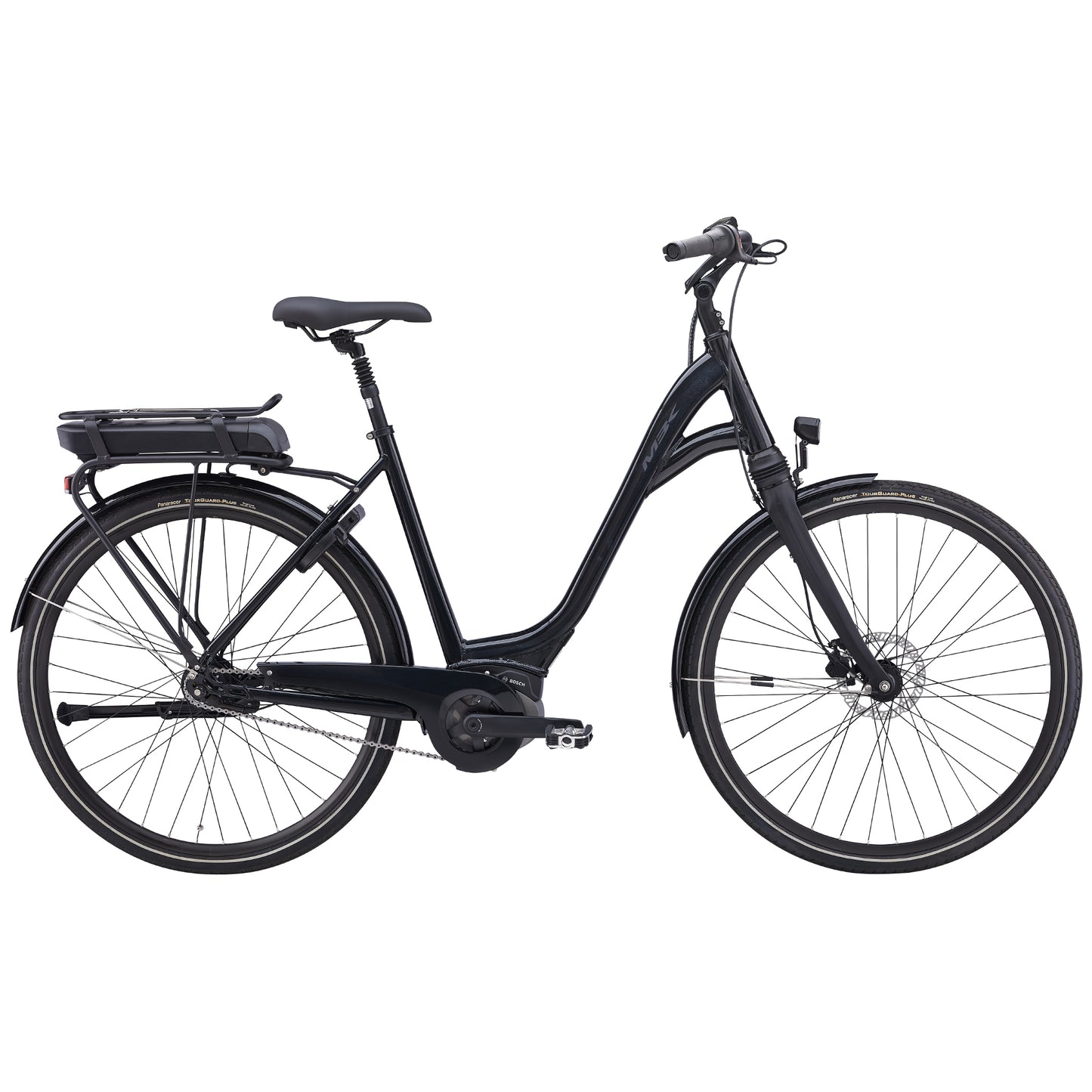 Elcykel i svart med pakethållare, stänkskärmar och framstrålkastare