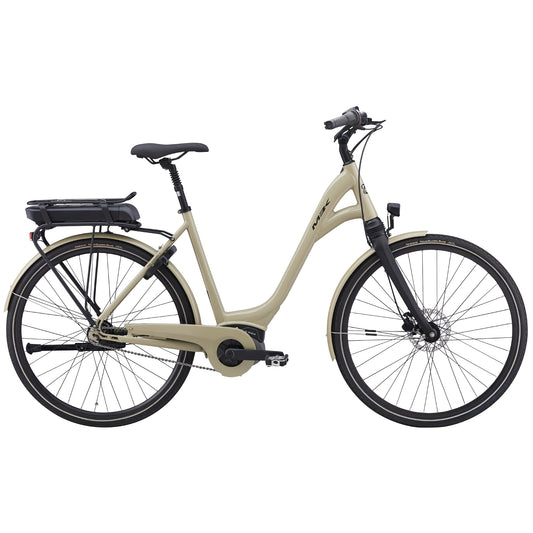Elcykel i ljus khaki med pakethållare, stänkskärmar och framstrålkastare