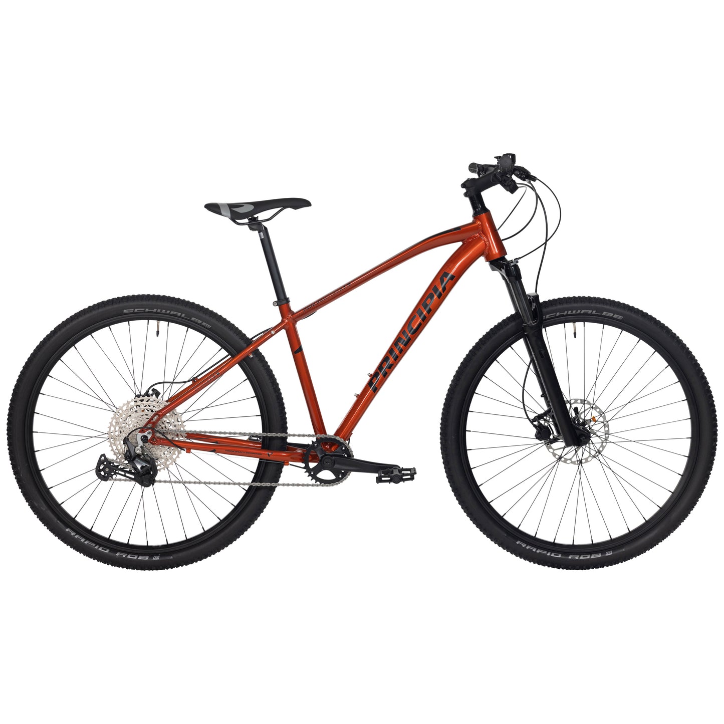 Orange mountainbike med svart ram och skivbroms, hel vy.