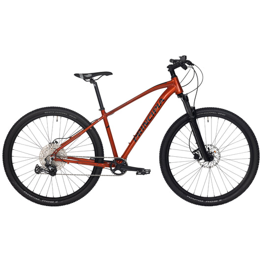 Orange mountainbike med svart ram och skivbroms, hel vy.