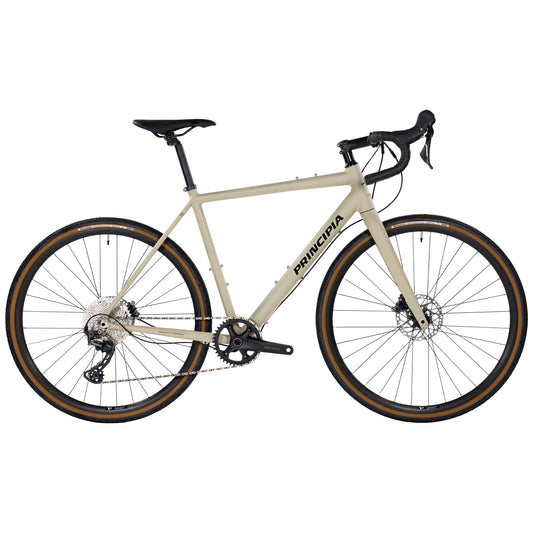 Gravelcykel med ljus ram, drop-styre, skivbromsar och helsvarta detaljer.