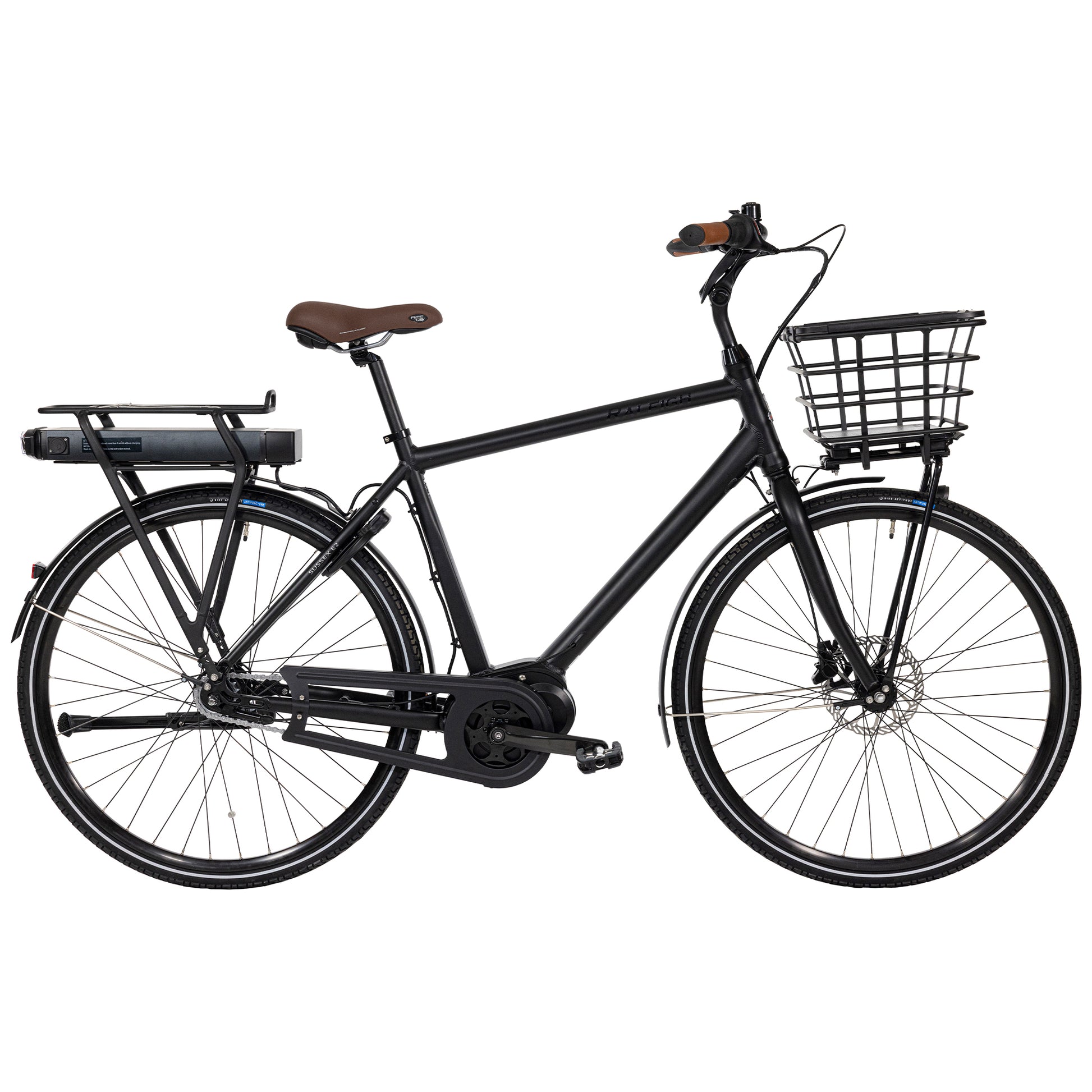 Svart herrcykel med framkorg, kedjeskydd och stänkskärmar, upprätt sittställning