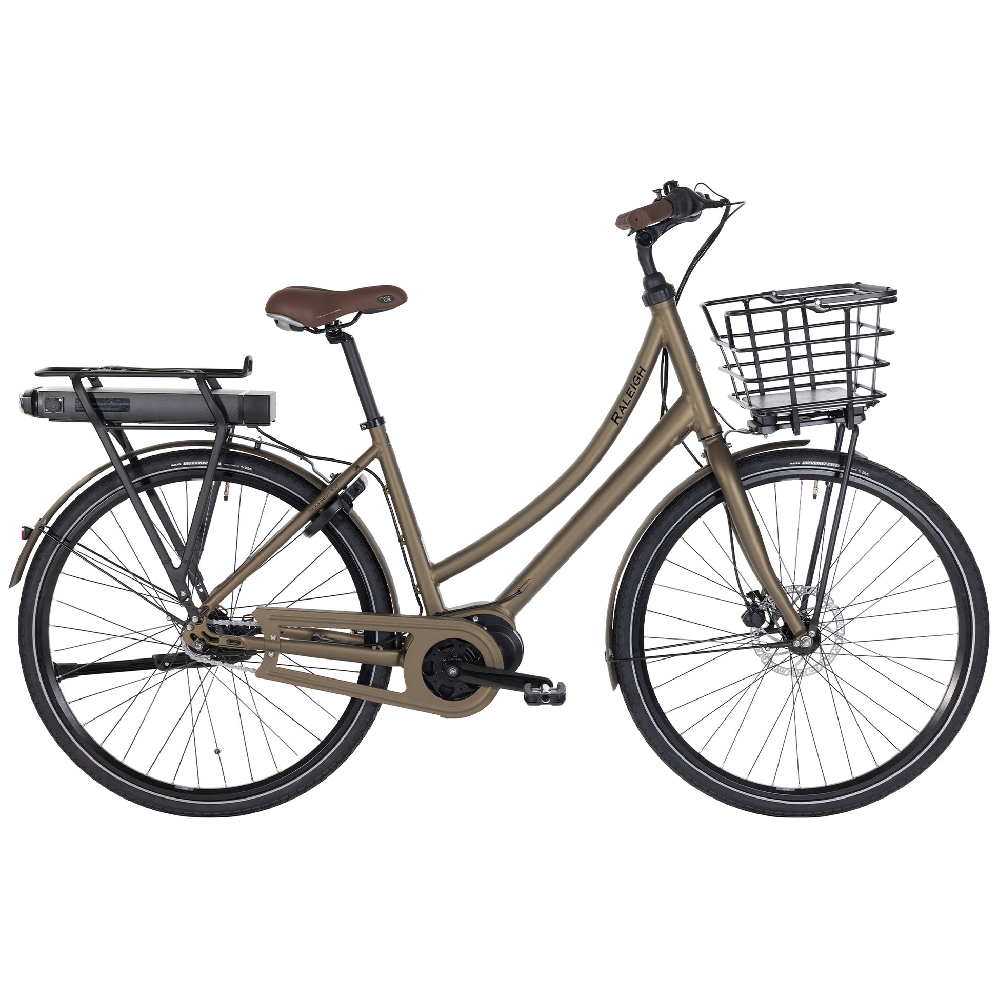 Raleigh Sussex E2 elcykel i matt sand med främre korg och pakethållare bak