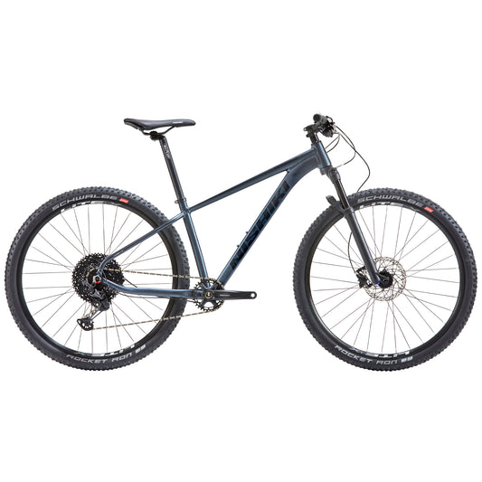 Mörkblå mountainbike med breda däck, framgaffel och skivbroms