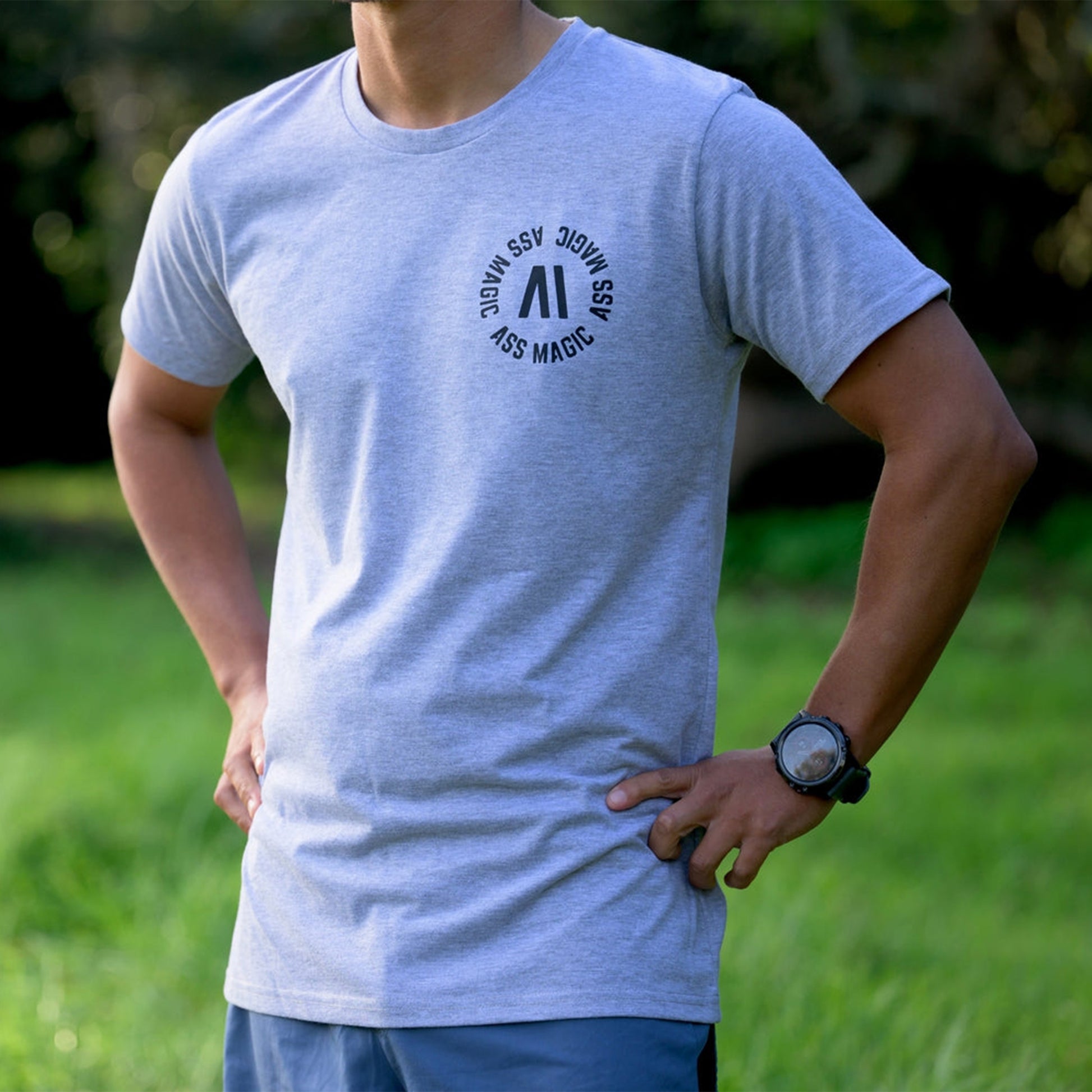 Ljusblå T-shirt med rund texttryck framtill, kort ärm på modell