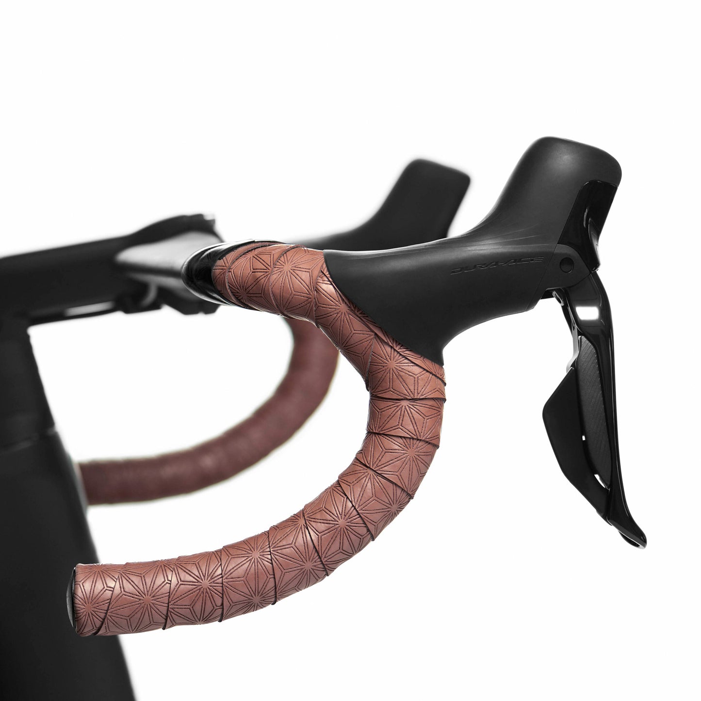 Cykelstyrlinda i roströd med geometriskt mönster runt styret