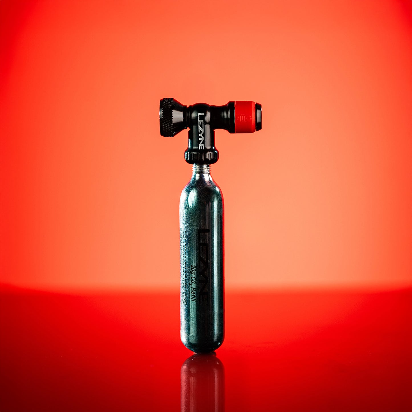 Lezyne Clik™ CO2-pump med 20 g patron, svart kropp och röd ventilring