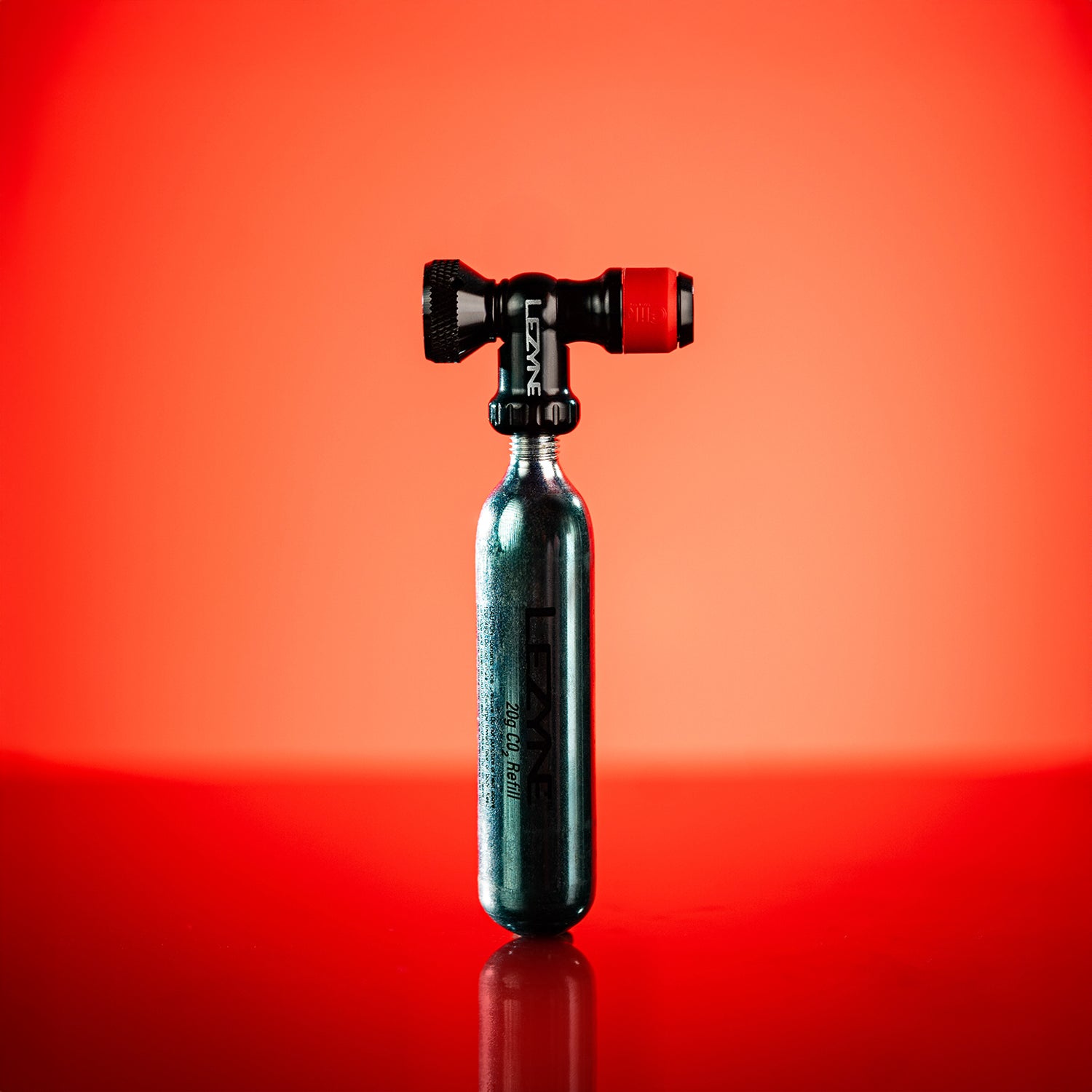 Lezyne Clik™ CO2-pump med 20 g patron, svart kropp och röd ventilring