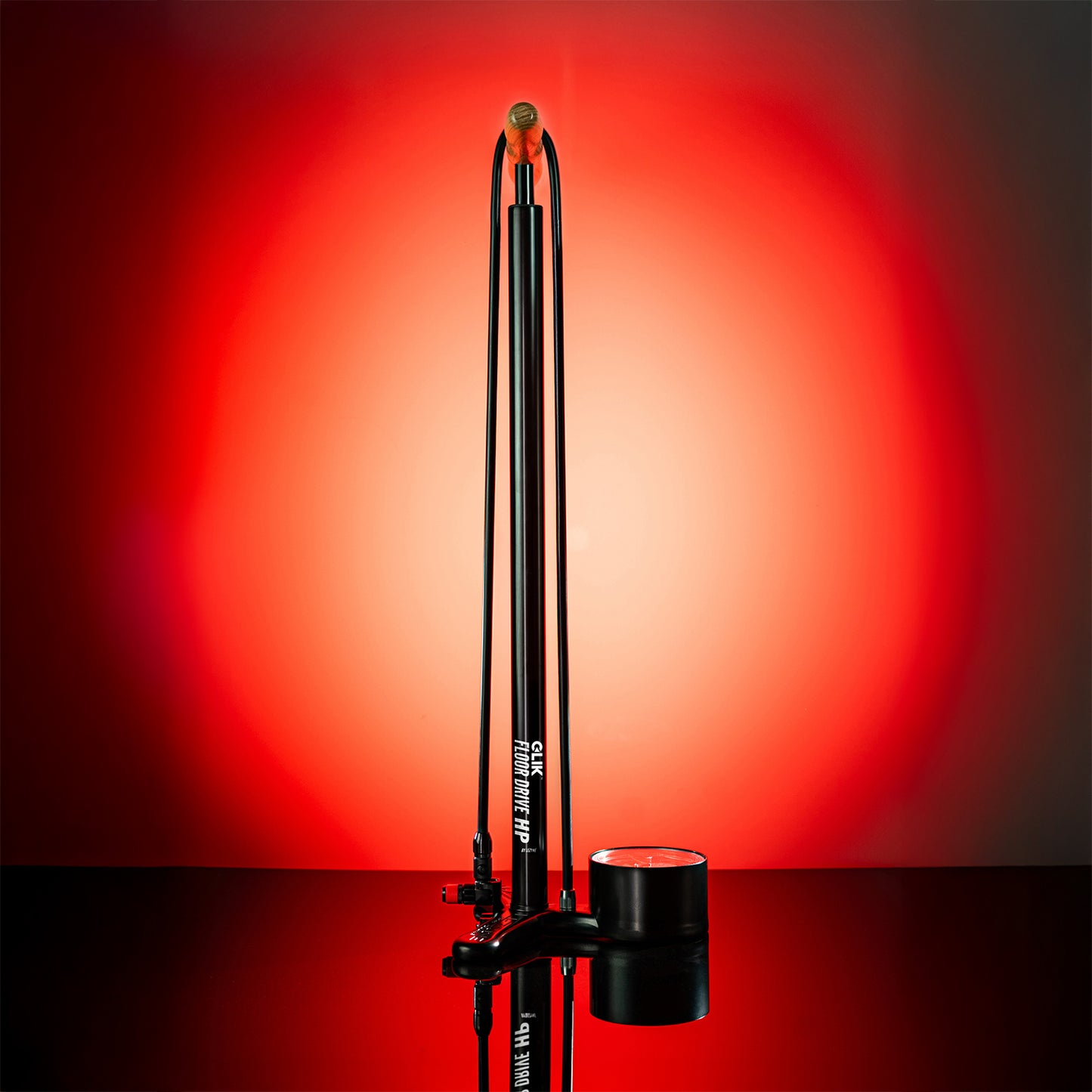 Golvpump i svart med smal pumpstång och röd ventilhylsa