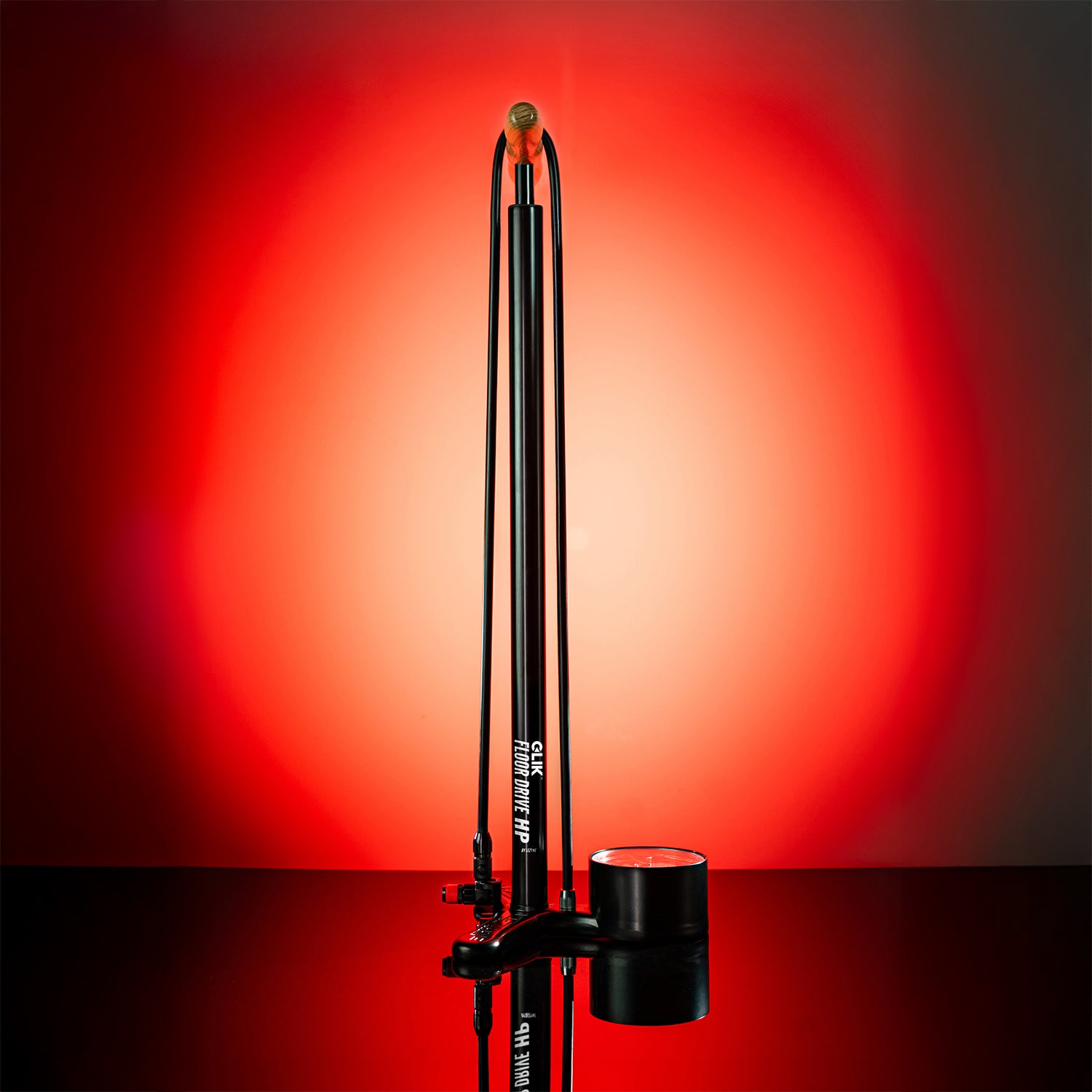 Golvpump i svart med smal pumpstång och röd ventilhylsa