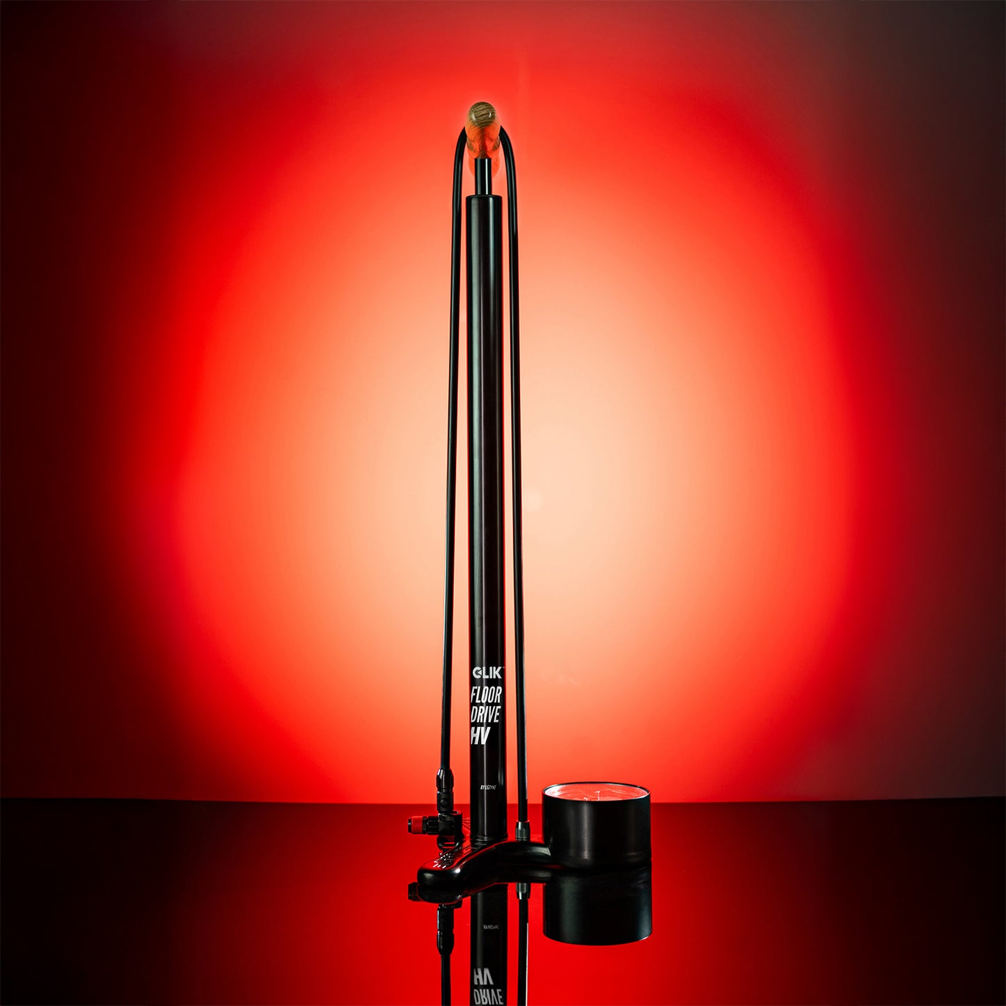 Stålgolvpump med trähandtag och svart stativ samt pumpkropp