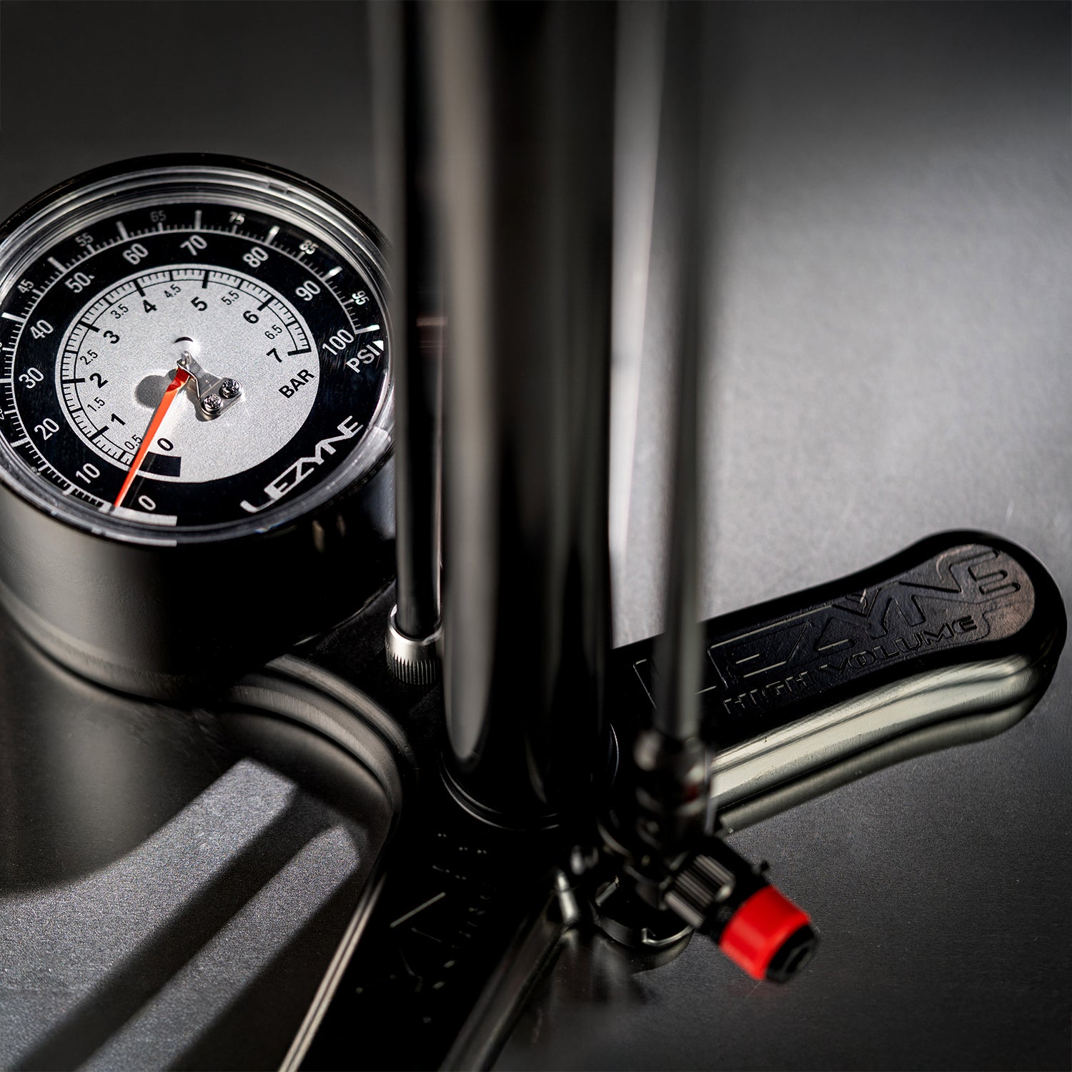 Cykelgolvpump i svart med manometer och röd avlastningsknapp