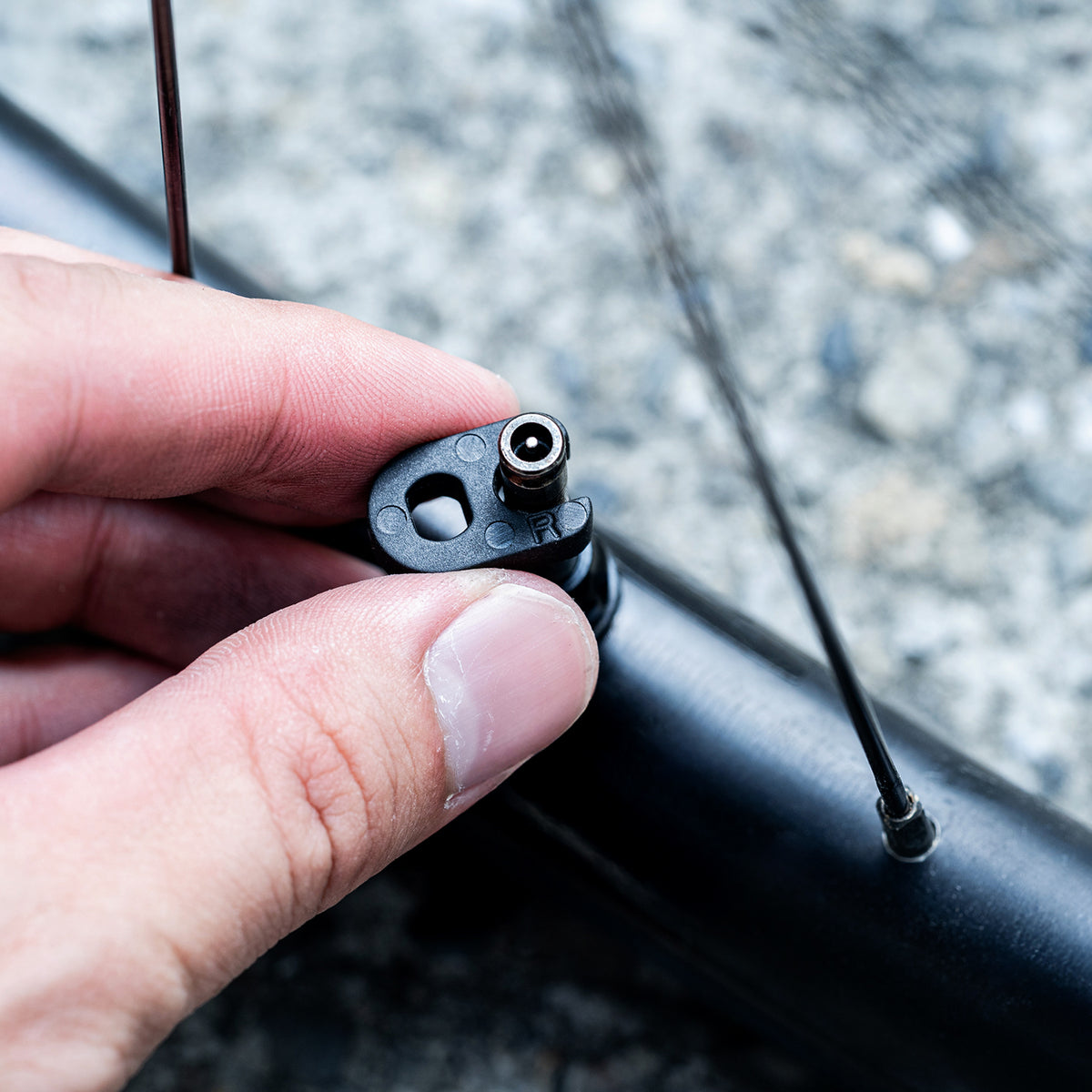 Ventilkärna monterad i cykelventil vid handgrepp