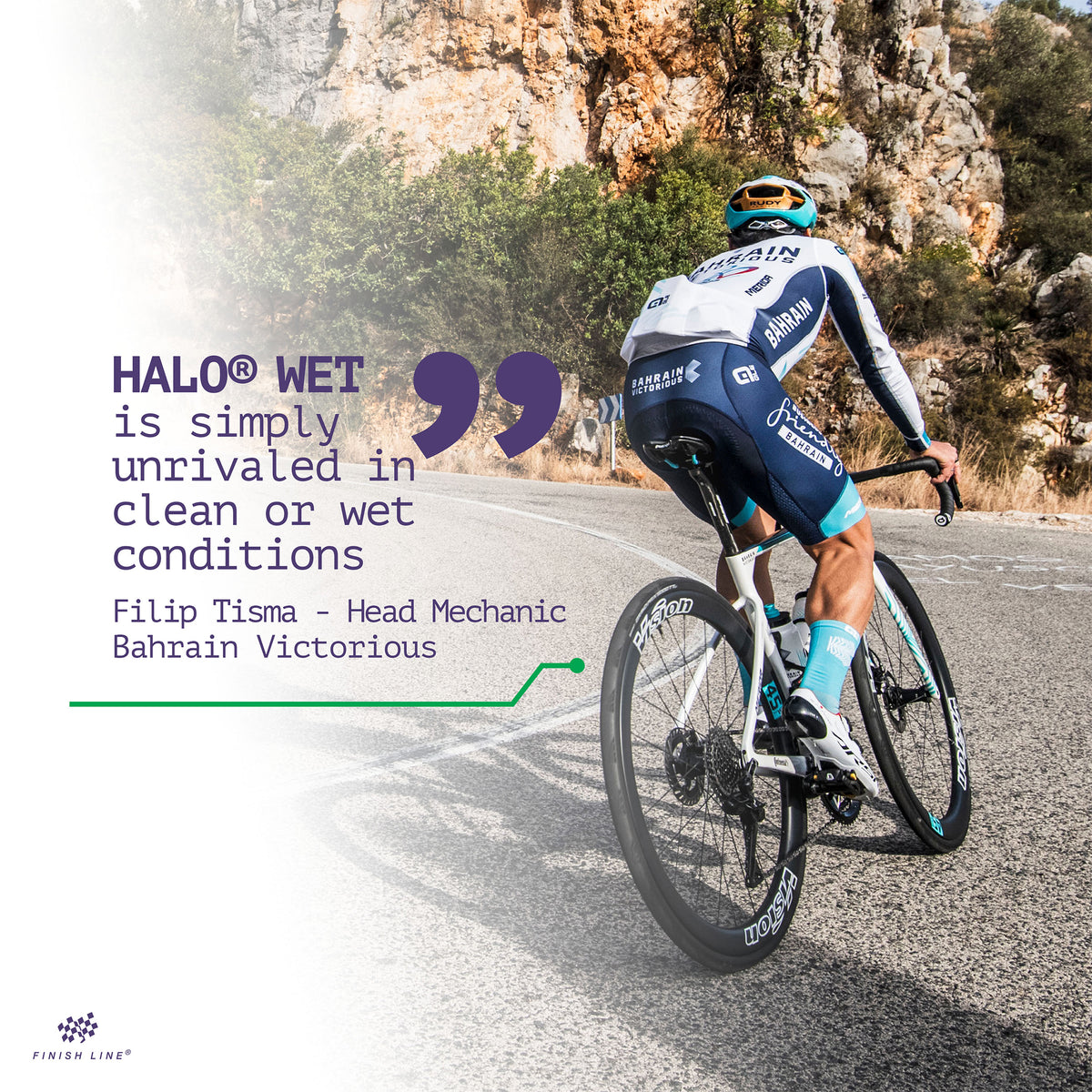 Cyklist på väg med text om HALO Wet smörjmedel för våta förhållanden