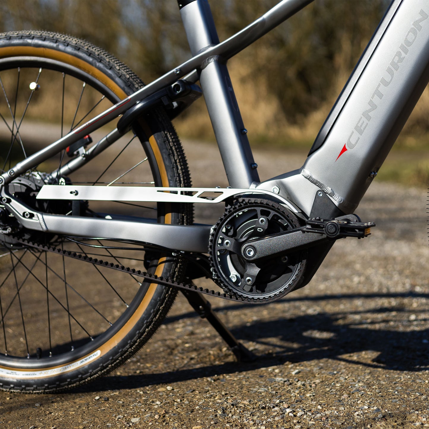 Elcykelram med motorenhet, kedjedrev och matt silver profil