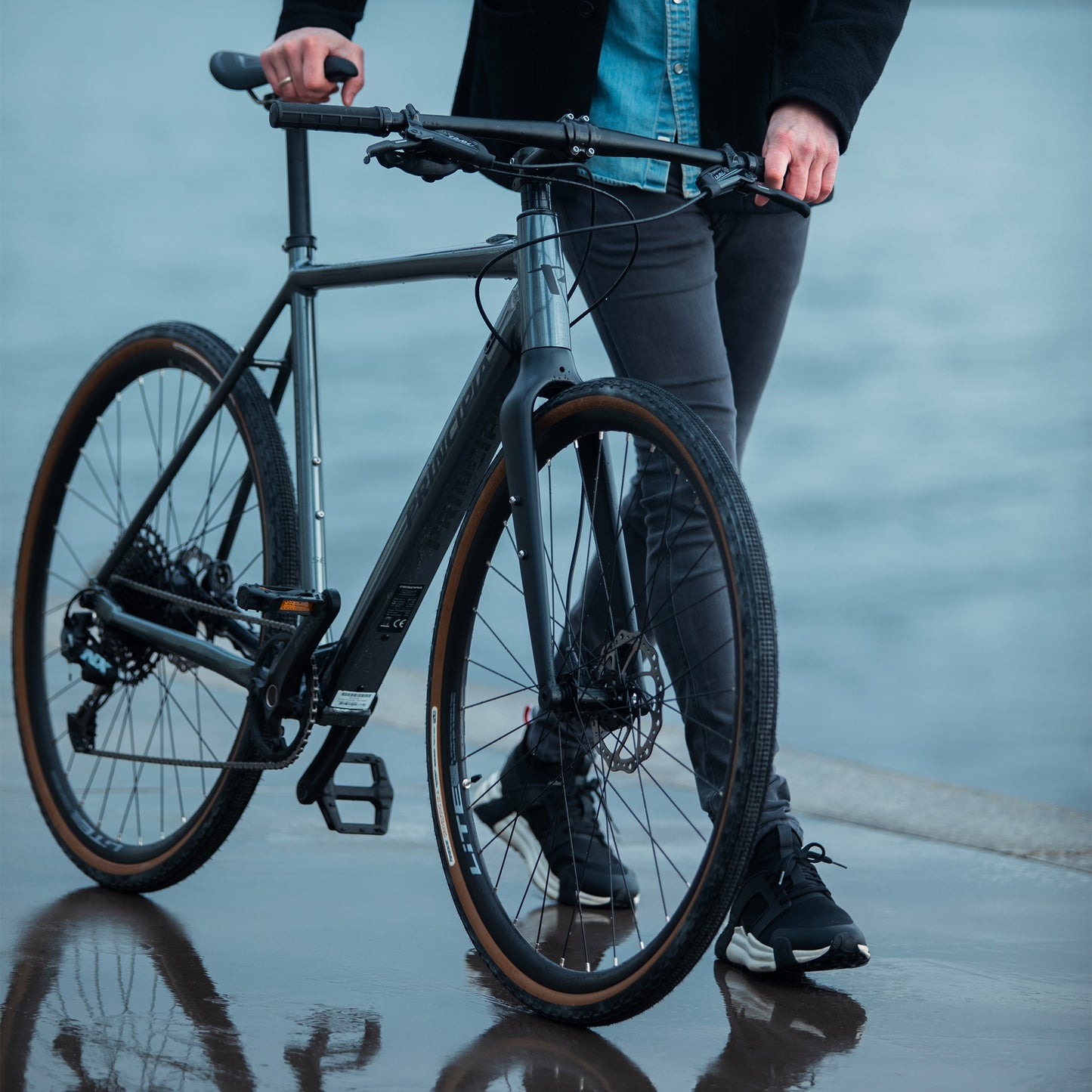 Elgravelcykel, närbild på framgaffel och styre i mörkgrått
