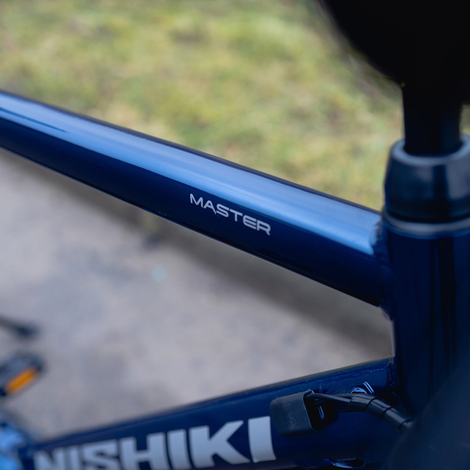 Elcykelram i blått med texten 'MASTER' och 'NISHIKI'